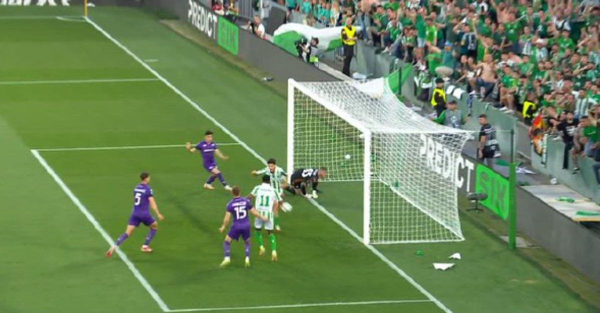 Betis Siviglia Fiorentina, il primo rocambolesco gol degli spagnoli | VIDEO Betis Siviglia Fiorentina, il primo rocambolesco gol degli spagnoli | VIDEO