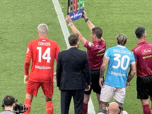 Al 78’ di Napoli-Udinese entra Contini al posto di Meret, accolto da un saluto affettuoso che sa di momento speciale. contini
