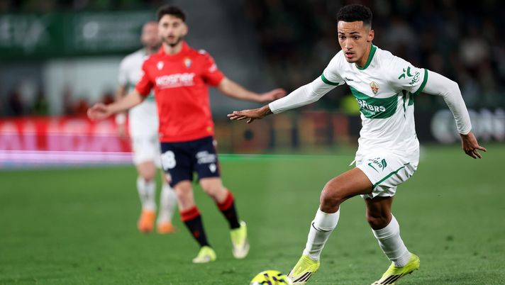 ELCHE, SPAIN - FEBRUARY 13: Alvaro Rodriguez of Elche CF on the ball during the LaLiga EA Sports match between Elche CF and CA Osasuna at Estadio Manuel Martinez Valero on February 13, 2026 in Elche, Spain. (Photo by Clive Brunskill/Getty Images) Mercato Bologna – Gli aggiornamenti in entrata- immagine 1