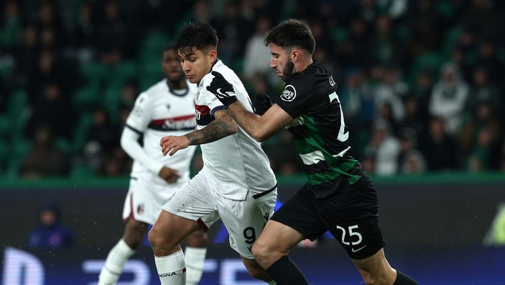 LISBON, PORTUGAL - JANUARY 29: Santiago Castro of Bologna is challenged by Goncalo Inacio of Sporting CP during the UEFA Champions League 2024/25 League Phase MD8 match between Sporting Clube de Portugal and Bologna FC 1909 at Estadio Jose Alvalade on January 29, 2025 in Lisbon, Portugal. (Photo by Carlos Rodrigues/Getty Images) Maietta: “Spero che sia l’inizio per un grande futuro” - immagine 1