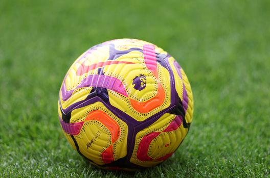 NOTTINGHAM, INGHILTERRA - 10 Novembre: Il pallone della Premier League, Nike Flight. (Foto di Alex Livesey/Getty Images) Manchester United, Mazraoui rifiuta la giacca pro LGBTQ+: la squadra fa altrettanto- immagine 2