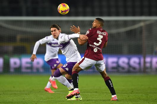 TURIN, ITALY - JANUARY 10: Gleison Bremer of Torino FC competes with Dusan Vlahovic of ACF Fiorentina during the Serie A match between Torino FC v ACF Fiorentina at Stadio Olimpico di Torino on January 10, 2022 in Turin, Italy. (Photo by Valerio Pennicino/Getty Images)