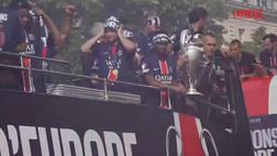 Champions League al PSG: la sfilata con il trofeo agli Champs-Élysées | VIDEO