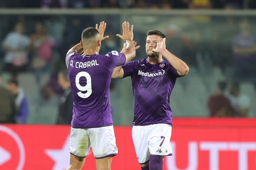 FLORENCE, ITALY - OCTOBER 22: Luka Jovic of ACF Fiorentina celebrates after scoring the third goal of his team with Arthur Mendonça Cabral of ACF Fiorentina during the Serie A match between ACF Fiorentina and FC Internazionale at Stadio Artemio Franchi on October 22, 2022 in Florence, Italy. (Photo by Gabriele Maltinti/Getty Images) Bucchioni: “Castrovilli, niente allarmi. Beltran proposto, ma serve altro”- immagine 2