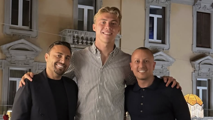 Hojlund, relax insieme all’amata Laura! Ecco dove ha mangiato oggi il danese – FOTO Hojlund, relax insieme all’amata Laura! Ecco dove ha mangiato oggi il danese – FOTO - immagine 1
