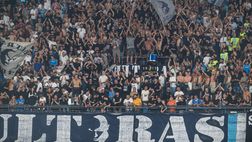 Il Napoli sogna il quarto scudetto, sul web già in vendita bandiere e striscioni fake