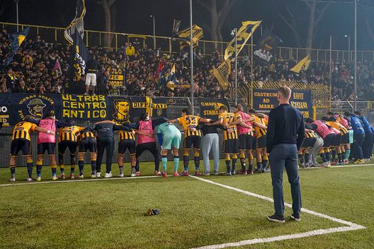 I giocatori della SS Juve Stabia festeggiano al termine della partita di Serie B tra la SS Juve Stabia e l'US Avellino allo Stadio Romeo Menti di Castellammare di Stabia, il 18 ottobre 2025 Serie B, ottavo atto: in parità lo scontro al vertice, cambi in panchina in vista- immagine 2