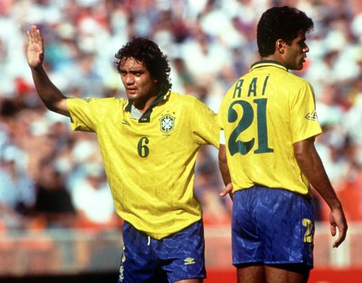 1993: Branco e Rai durante una partita di qualificazione ai Mondiali. Crediti obbligatori: Shaun Botterill/ALLSPORT Flamengo-Fluminense, il doppio ex: Branco, il campione del Mondo nel 1994- immagine 3