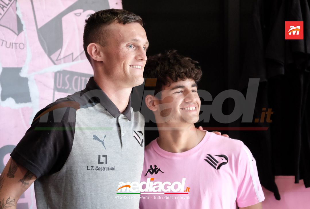 FOTO PALERMO: Liam Henderson incontra i tifosi allo Store Ufficiale (GALLERY) - immagine 24