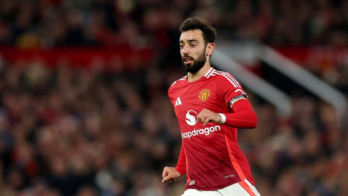 MANCHESTER, ENGLAND - NOVEMBER 03: Manchester United's Bruno Fernandes during the Premier League match between Manchester United FC and Chelsea FC at Old Trafford on November 03, 2024 in Manchester, England. (Photo by Carl Recine/Getty Images) Manchester United, Bruno Fernandes eroe per caso durante un volo per Lisbona - immagine 1