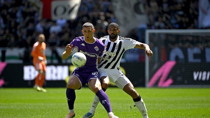 TURIN, ITALY - MAY 17: Gleison Bremer of Juventus competes for the ball with Roberto Piccoli of ACF Fiorentina during the Serie A match between Juventus FC and ACF Fiorentina at Allianz Stadium on May 17, 2026 in Turin, Italy. (Photo by Filippo Alfero - Juventus FC/Juventus FC via Getty Images) Piccoli