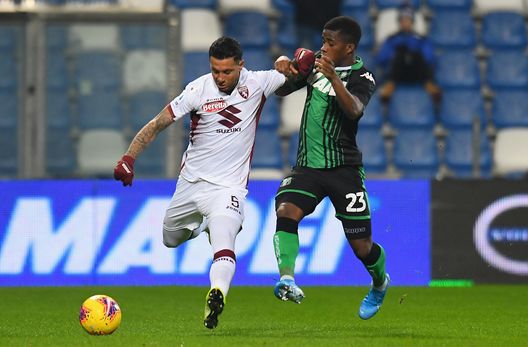 REGGIO NELL'EMILIA, ITALY - JANUARY 18: Armando Izzo of Torino FC competes for the ball with Hamed Junior Traore of US Sassuolo during the Serie A match between US Sassuolo and Torino FC at Mapei Stadium - Città del Tricolore on January 18, 2020 in Reggio nell'Emilia, Italy (Photo by Alessandro Sabattini/Getty Images)