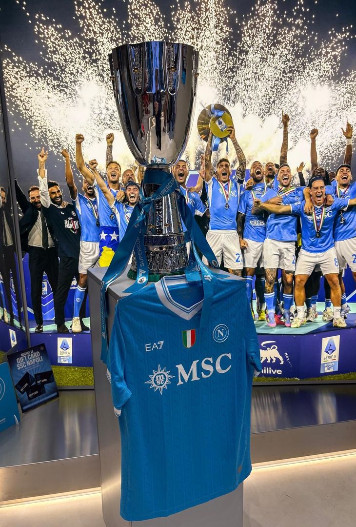 Esposta la Supercoppa a Napoli: le immagini dallo store ufficiale – GALLERY - immagine 3