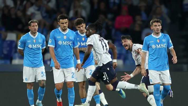 NAPLES, ITALY - MAY 11: Jonathan Rowe of Bologna FC 1909 celebrates after scoring his side third goal during the Serie A match between SSC Napoli and Bologna FC 1909 at Stadio Diego Armando Maradona on May 11, 2026 in Naples, Italy. (Photo by Francesco Pecoraro/Getty Images) Ennesimo gol vittoria, ora è chiaro a tutti: Rowe deve restare- immagine 1