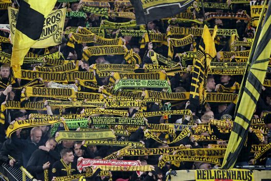 I tifosi del Borussia Dortmund durante la partita di Bundesliga tra Borussia Dortmund e FC Köln al Signal Iduna Park il 25 ottobre 2025. (Photo by Christof Koepsel/Getty Images) Kovac difeso da Matthäus: “Serve tempo, il Borussia raccoglierà i risultati”- immagine 3