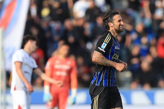 PISA, ITALIA - 15 MARZO: Antonio Caracciolo del Pisa Sporting Club festeggia dopo aver segnato un gol durante la partita di Serie A tra Pisa SC e Cagliari Calcio all'Arena Garibaldi il 15 marzo 2026 a Pisa, Italia. (Foto di Gabriele Maltinti/Getty Images)