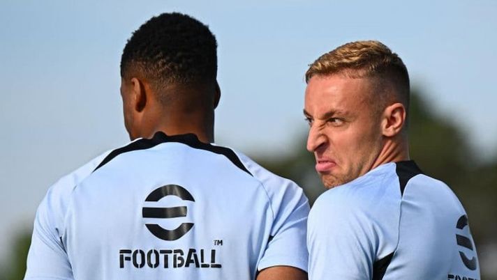 Getty Images Frattesi in posa con gli occhiali. Dumfries e la sorella lo prendono in giro - immagine 1