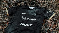 Cagliari, svelata la terza maglia: un tributo all’ossidiana