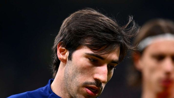 Tonali di nuovo a Milanello: sorrisi e saluti per l'azzurro tornato a casa