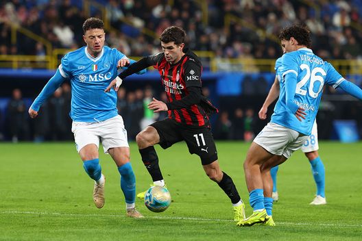 RIYADH, SAUDI ARABIA - DECEMBER 18: Christian Pulisic of AC Milan battles for the ball with Amir Rrahmani of SSC Napoli during the Supercoppa Italiana semifinal match between SSC Napoli and AC Milan at King Saud University Stadium on December 18, 2025 in Riyadh, Saudi Arabia. (Photo by Giuseppe Cottini/AC Milan via Getty Images) Tante similitudini con la stagione 2020-21: è il momento di compattarsi- immagine 2