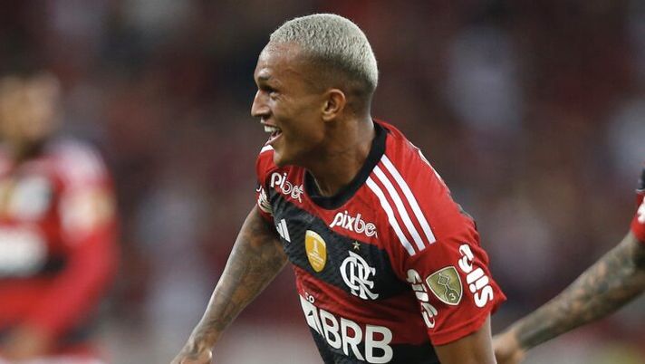 RIO DE JANEIRO, BRAZIL - JUNE 8: Wesley of Flamengo celebrates after scoring the first goal of his team during a Copa CONMEBOL Libertadores 2023 Group A match between Flamengo and Racing Club at Maracana Stadium on June 8, 2023 in Rio de Janeiro, Brazil. (Photo by Wagner Meier/Getty Images) Roma, ecco cosa manca per l’ufficialità di Wesley in giallorosso: questione di tempo - immagine 1