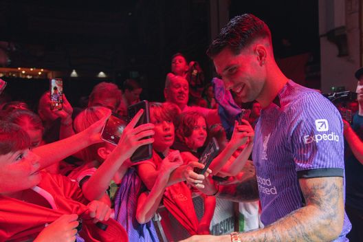 Liverpool, ecco la terza maglia: concerto a sorpresa dei giocatori per lanciarla- immagine 3