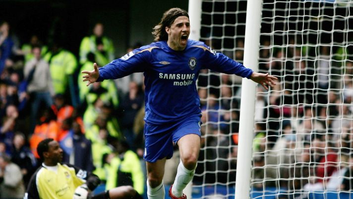 LONDON - APRIL 09: Hernan Crespo of Chelsea celebrates scoring their second goal during the Barclays Premiership match between Chelsea and West Ham United on April 9, 2006 in London, England. (Photo by Paul Gilham/Getty Images) Hernán Crespo, il gol fatto eleganza: 50 anni da numero 9 eterno, Valdanito per sempre - immagine 1