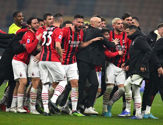 MILAN, ITALY - FEBRUARY 05: Players of AC Milan and head coach AC Milan Stefano Pioli celebrate at the end of the Serie A match between FC Internazionale and AC Milan at Stadio Giuseppe Meazza on February 05, 2022 in Milan, Italy. (Photo by Claudio Villa/AC Milan via Getty Images) Pioli e la sfida al Milan: il tecnico della Fiorentina ha invocato un’altra volta il Dio del calcio- immagine 4