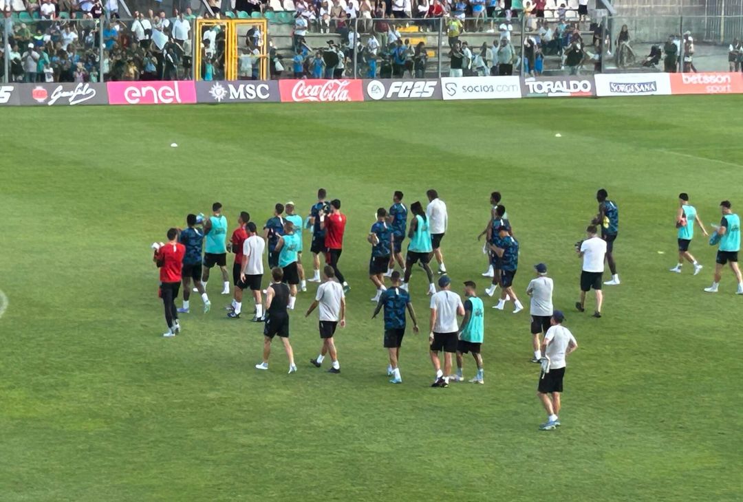 GALLERY La squadra saluta i tifosi e parte il coro “Sarò con te”, si chiude il ritiro - immagine 7