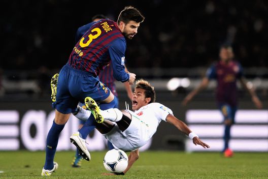 YOKOHAMA, GIAPPONE - 18 DICEMBRE: Gerard Piqué (a sinistra) contro Neymar durante la finale del Mondiale per Club FIFA tra Santos e Barcellona allo Stadio Internazionale di Yokohama, il 18 dicembre 2011 a Yokohama, Giappone. (Foto di Lintao Zhang/Getty Images) Santos-Flamengo 4-5 (2011): Neymar vs Ronaldinho ed è subito nostalgia- immagine 3