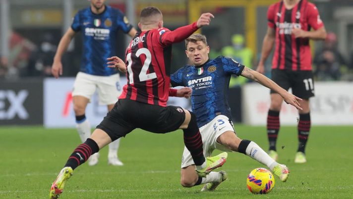 MILAN, ITALY - NOVEMBER 07: Nicolò Barella of FC Internazionale battles for the ball with Ante Rebic of AC Milan om during the Serie A match between AC Milan and FC Internazionale at Stadio Giuseppe Meazza on November 07, 2021 in Milan, Italy. (Photo by Emilio Andreoli - Inter/Inter via Getty Images) Il derby e il compleanno: dopo Rebic nel 2019, tocca adesso a Pulisic… - immagine 1