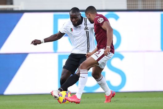 LA SPEZIA, ITALY - NOVEMBER 06: Mbala Nzola of Spezia Calcio in action during the Serie A match between Spezia Calcio v Torino FC at Stadio Alberto Picco on November 6, 2021 in La Spezia, Italy. (Photo by Gabriele Maltinti/Getty Images) spezia-torino