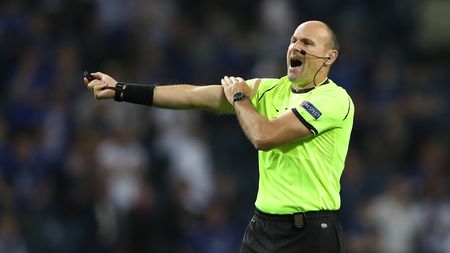 PORTO, PORTUGAL - MAY 29: Referee, Antonio Miguel Mateu Lahoz gestures after appeals for a penalty during the UEFA Champions League Final between Manchester City and Chelsea FC at Estadio do Dragao on May 29, 2021 in Porto, Portugal. (Photo by Jose Coelho - Pool/Getty Images)
