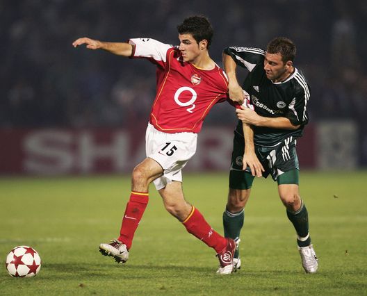 Fabregas, con la maglia dell'Arsenal, in una foto del 2004. (Foto di Shaun Botterill/Getty Images) La storia di Manchester United-Arsenal, nel segno di Ferguson e Wenger- immagine 4
