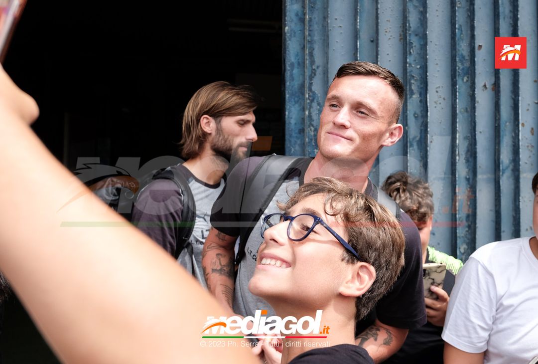 FOTO PALERMO, Liam Henderson: selfie e autografi con i tifosi del Palermo (Gallery) - immagine 4