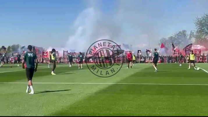 Un'immagine dell'allenamento del Milan a Milanello, sul campo esterno, davanti ai tifosi rossoneri | AC Milan News (pianetamilan.it) Napoli-Milan, trasferta vietata ai tifosi? No problem: il popolo rossonero in massa a Milanello