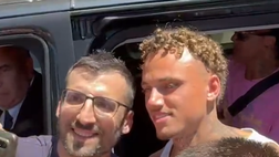 Noa Lang, primi scatti e autografi con i tifosi all’esterno di Villa Stuart IL VIDEO