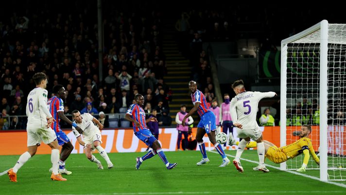 LONDON, ENGLAND - APRIL 09: Tyrick Mitchell of Crystal Palace scores his team's second goal past David De Gea of ACF Fiorentina during the UEFA Conference League 2025/26 Quarter-Final Leg One match between Crystal Palace FC and ACF Fiorentina at Selhurst Park on April 09, 2026 in London, England. (Photo by Eddie Keogh/Getty Images) Fiorentina, hai contro anche la storia: mai rimonte di tre gol - immagine 1