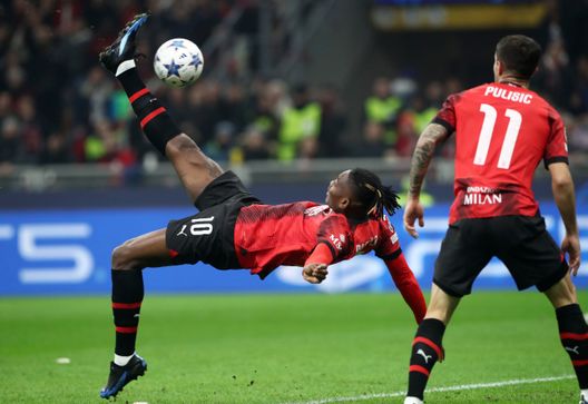 Rafa Leão in rovesciata contro il PSG, 2023.(Photo by Marco Luzzani/Getty Images) Milan, Rafa Leao e il mito dell’eterno ritorno di Nietzsche: l’accettazione del ruolo di punta- immagine 2