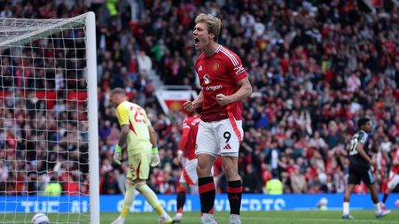 MANCHESTER, ENGLAND - MAY 25: Rasmus Hojlund of Manchester United celebrates scoring a goal which was subsequently disallowed by VAR for offside during the Premier League match between Manchester United FC and Aston Villa FC at Old Trafford on May 25, 2025 in Manchester, England. (Photo by Alex Livesey/Getty Images) Milan attacco