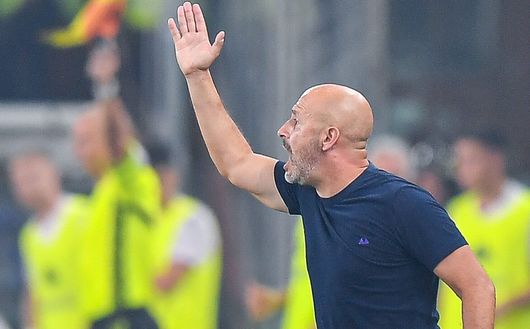 GENOA, ITALY - AUGUST 19: Vincenzo Italiano, head coach of Fiorentina, reacts during the Serie A TIM match between Genoa CFC and ACF Fiorentina at Stadio Luigi Ferraris on August 19, 2023 in Genoa, Italy. (Photo by Getty Images/Getty Images) La Fiorentina è temuta, Mkhitaryan: “La testa è al Cagliari e ai Viola”- immagine 2