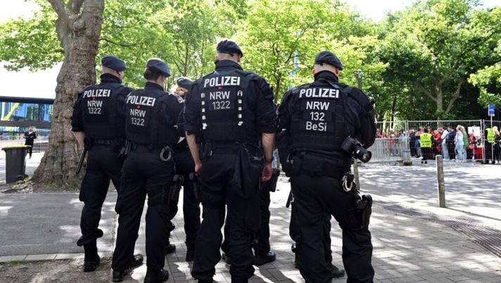 Amburgo, uomo armato minaccia i tifosi prima di Polonia-Olanda: ecco quanto accaduto Amburgo, uomo armato minaccia i tifosi prima di Polonia-Olanda: ecco quanto accaduto - immagine 1