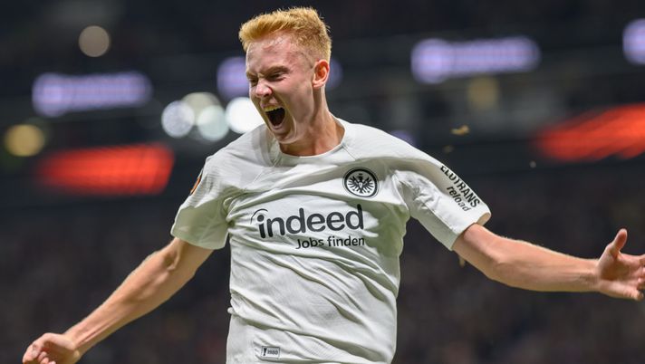 FRANKFURT AM MAIN, GERMANY - OCTOBER 24: Hugo Larsson of Eintracht Frankfurt celebrates after scoring his team’s first goal during the UEFA Europa League 2024/25 League Phase MD3 match between Eintracht Frankfurt and Rigas FS at Deutsche Bank Park on October 24, 2024 in Frankfurt am Main, Germany. (Photo by Christian Kaspar-Bartke/Getty Images) Idea Larsson. CorSport: “La valutazione è elevata, ma ha due vantaggi per Pioli” - immagine 1