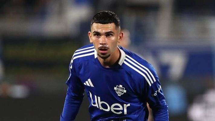 COMO, ITALY - OCTOBER 31: Lucas Da Cunha of Como 1907 looks on during the Serie A match between Como 1907 and SS Lazio at Stadio G. Sinigaglia on October 31, 2024 in Como, Italy. (Photo by Marco Luzzani/Getty Images) Fabregas su Da Cunha: “Abbiamo trovato il ruolo giusto per lui, cosa cambia ora” - immagine 1