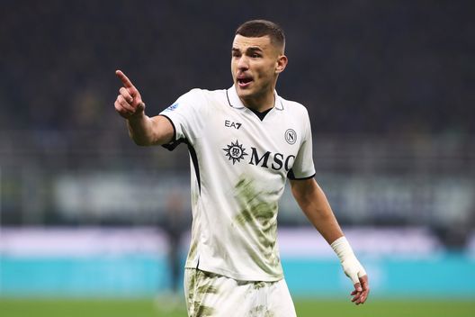 MILAN, ITALY - NOVEMBER 10: Alessandro Buongiorno of Napoli reacts during the Serie A match between FC Internazionale and Napoli at Stadio Giuseppe Meazza on November 10, 2024 in Milan, Italy. (Photo by Marco Luzzani/Getty Images)