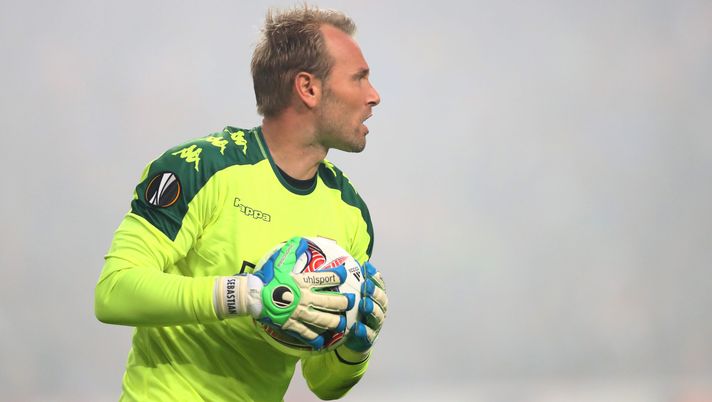 AMSTERDAM, NETHERLANDS - SEPTEMBER 29: Goalkeeper Jean-François Gillet of Standard Liege in action during the UEFA Europa League group G match between AFC Ajax and R. Standard de Liege at the Amsterdam Arena on September 29, 2016 in Amsterdam, Netherlands. (Photo by Dean Mouhtaropoulos/Getty Images) Gillet: “Meret frenato per un motivo. Ecco quale azzurro sarà l’arma in più di Conte” - immagine 1