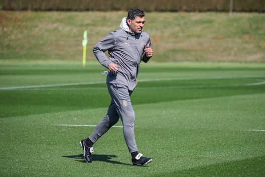 CAIRATE, ITALY - MARCH 19: Head Coach of AC Milan Sergio Conceicao in action during an AC Milan training session at Milanello on March 19, 2025 in Cairate, Italy. (Photo by Sara Cavallini/AC Milan via Getty Images) sergio-conceicao-dichiarazioni-coimbra-football-congress-milan-champions