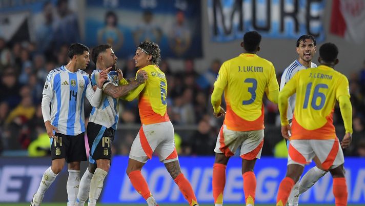 BUENOS AIRES, ARGENTINA - JUNE 10: Nicolas Otamendi of Argentina and Richard Rios of Colombia argue during the FIFA World Cup 2026 South American Qualifier match between Argentina and Colombia at Estadio Más Monumental Antonio Vespucio Liberti on June 10, 2025 in Buenos Aires, Argentina. (Photo by Marcelo Endelli/Getty Images) Argentina-Colombia, scontro al veleno tra Ríos e Otamendi: “Sei vecchio, non corri” - immagine 1