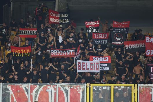 curva-sud-san-siro-milan-udinese-blu-energy-stadium-post-social-comunicazione