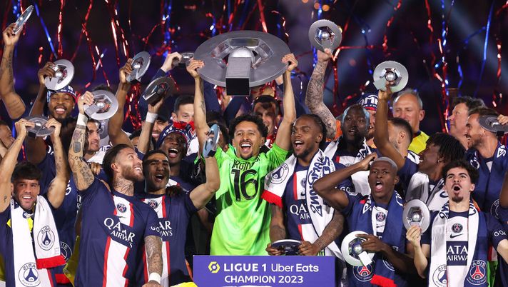 PARIS, FRANCE - JUNE 03: Marquinhos of Paris Saint-Germain, wearing a match shirt featuring the name of Sergio Rico and number 16, lifts the Ligue 1 Uber Eats trophy after the Ligue 1 match between Paris Saint-Germain and Clermont Foot at Parc des Princes on June 03, 2023 in Paris, France. (Photo by Julian Finney/Getty Images) Ligue 1, rivoluzione in arrivo: idea play-off per assegnare il titolo - immagine 1